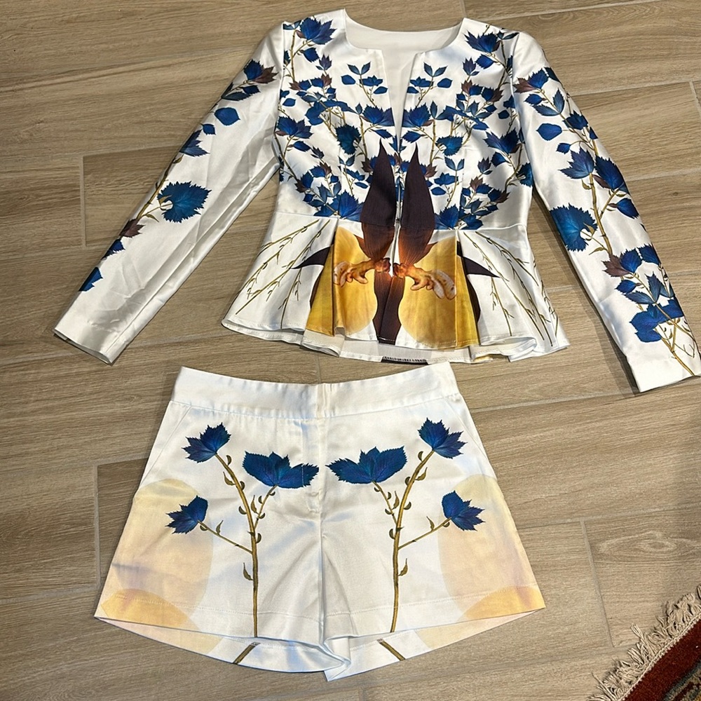 Very pretty suit set blazer and shorts Size small or 2 floral motif orchid